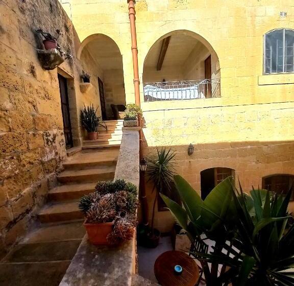 اتاق استاندارد سه تخته با چشمانداز باغ, Majsi Indoor Heated Pool B&b