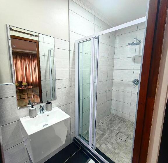 חדר דלוקס לשלושה, Indlovu Guesthouse