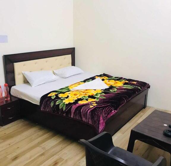 חדר קלאסי לשלושה, Oyo Hotel Sunshine