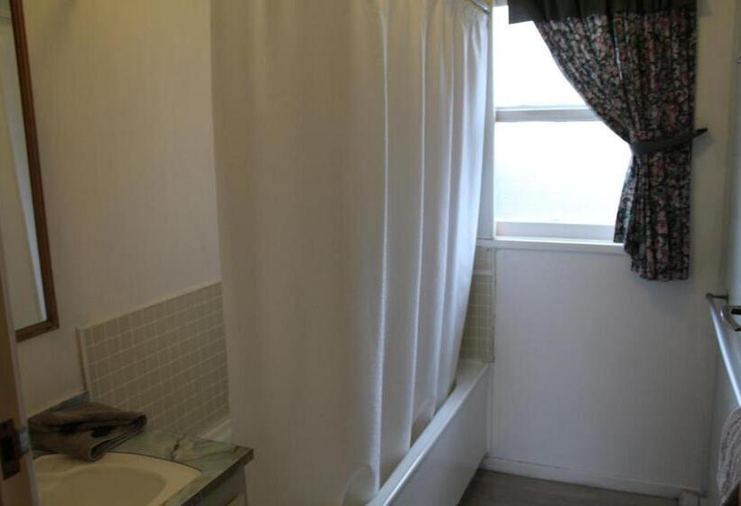 شقة عائلية, Manhattan Motel