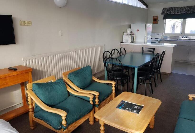 شقة عائلية, Manhattan Motel