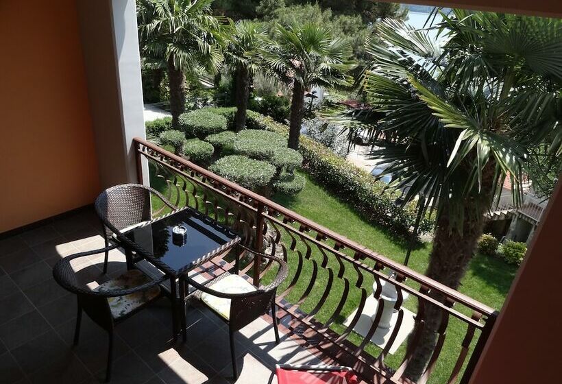 اتاق لوکس با چشم‌انداز دریا, Pension Silvia