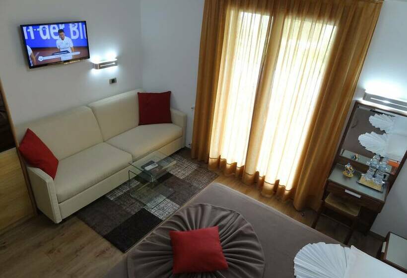 اتاق لوکس با چشم‌انداز دریا, Pension Silvia