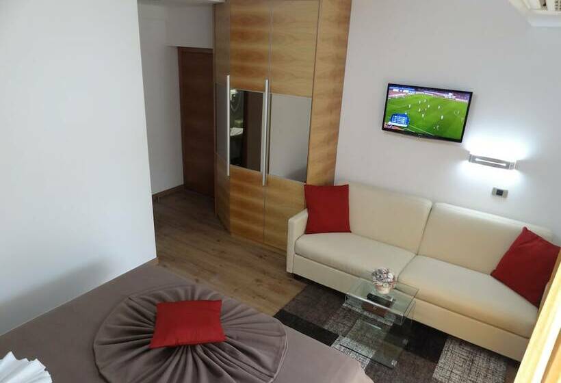 اتاق لوکس با چشم‌انداز دریا, Pension Silvia