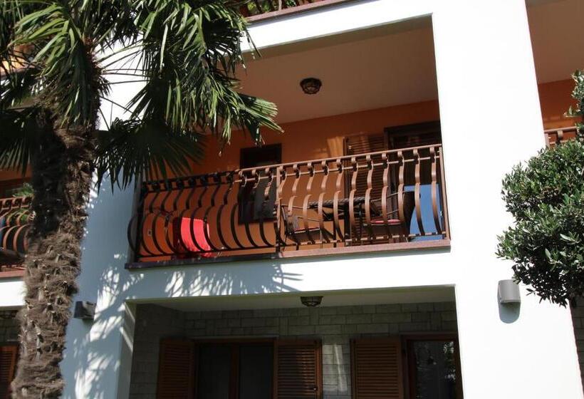 اتاق لوکس با چشم‌انداز دریا, Pension Silvia