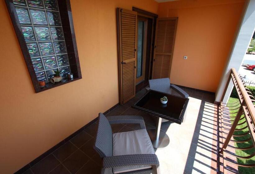 اتاق لوکس با چشم‌انداز دریا, Pension Silvia