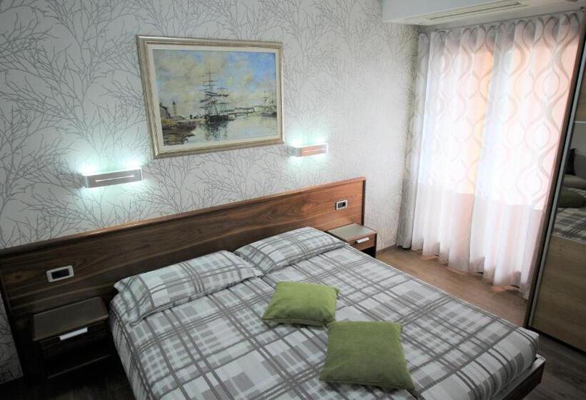 اتاق لوکس با چشم‌انداز دریا, Pension Silvia