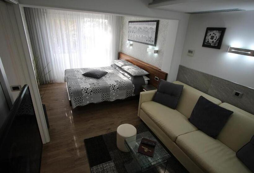 سوییت با چشم‌انداز دریا, Pension Silvia