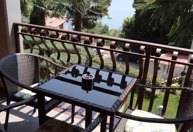 اتاق لوکس با چشم‌انداز دریا, Pension Silvia