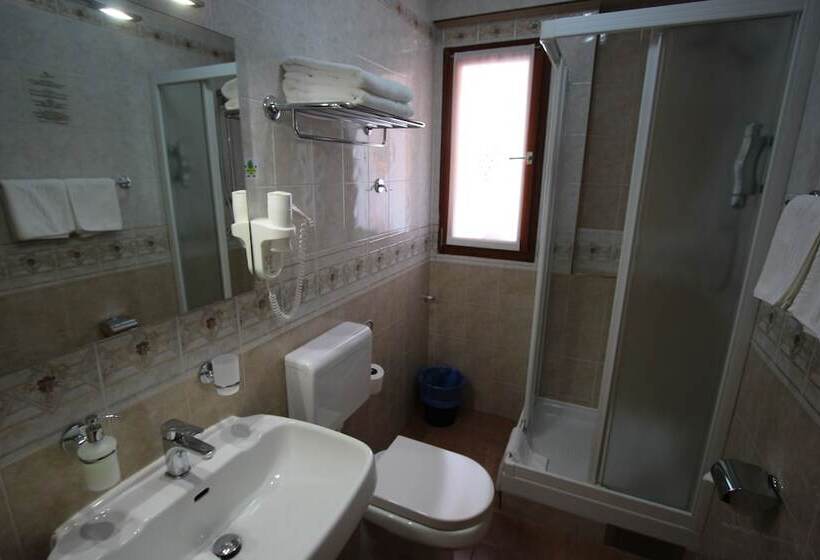 اتاق لوکس با چشم‌انداز دریا, Pension Silvia