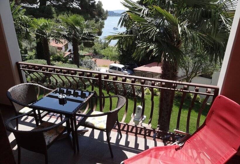 اتاق لوکس با چشم‌انداز دریا, Pension Silvia