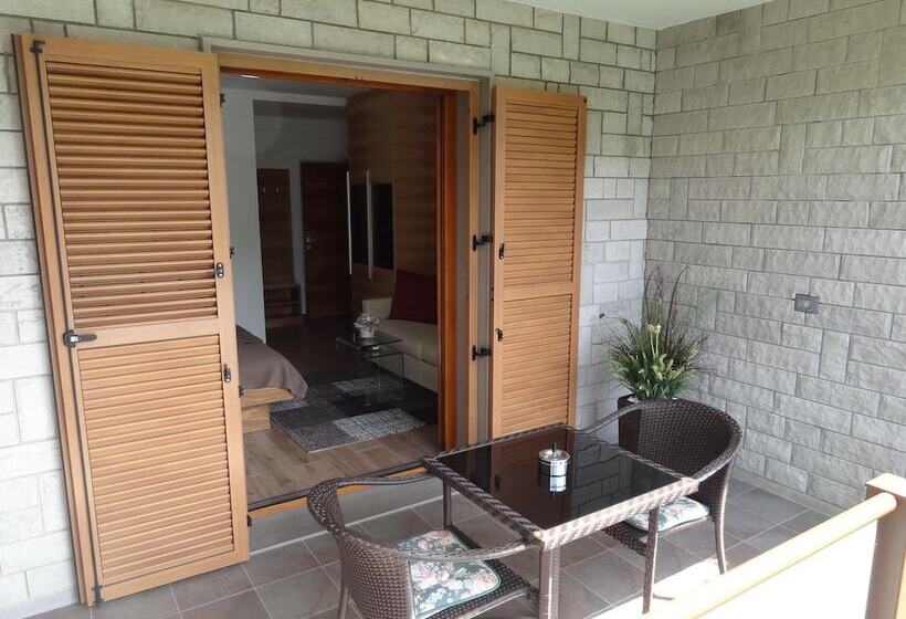 اتاق لوکس با چشم‌انداز دریا, Pension Silvia