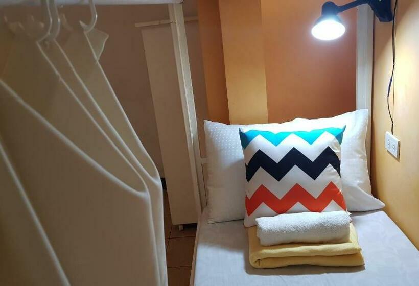 מיטה בחדר משותף, Crossroads Hostel Manila