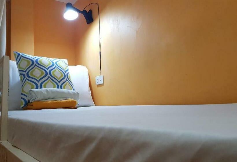 מיטה בחדר משותף, Crossroads Hostel Manila