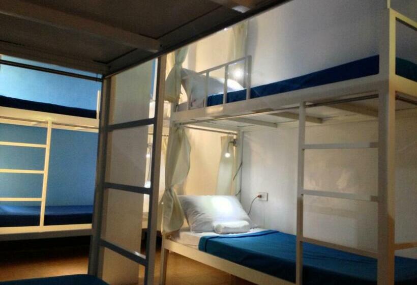 מיטה בחדר משותף, Crossroads Hostel Manila