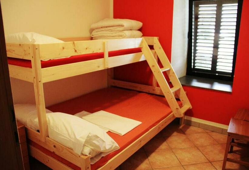 اتاق استاندارد با سرویس بهداشتی مشترک, Hostel Bovec