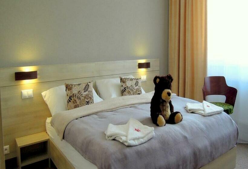 2 베드룸 패밀리 스위트, Kristína