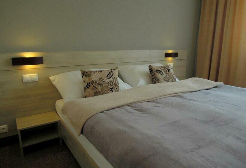 两卧家庭套房, Kristína