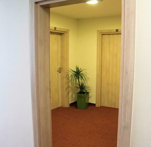 2 베드룸 패밀리 스위트, Kristína