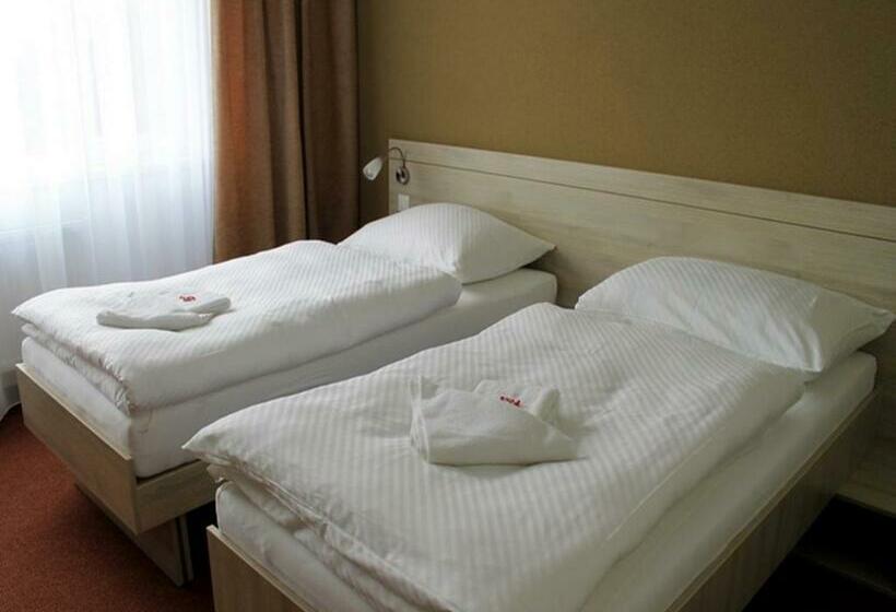 两卧家庭套房, Kristína