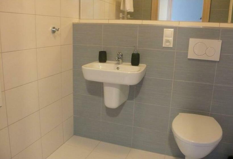 2 베드룸 패밀리 스위트, Kristína