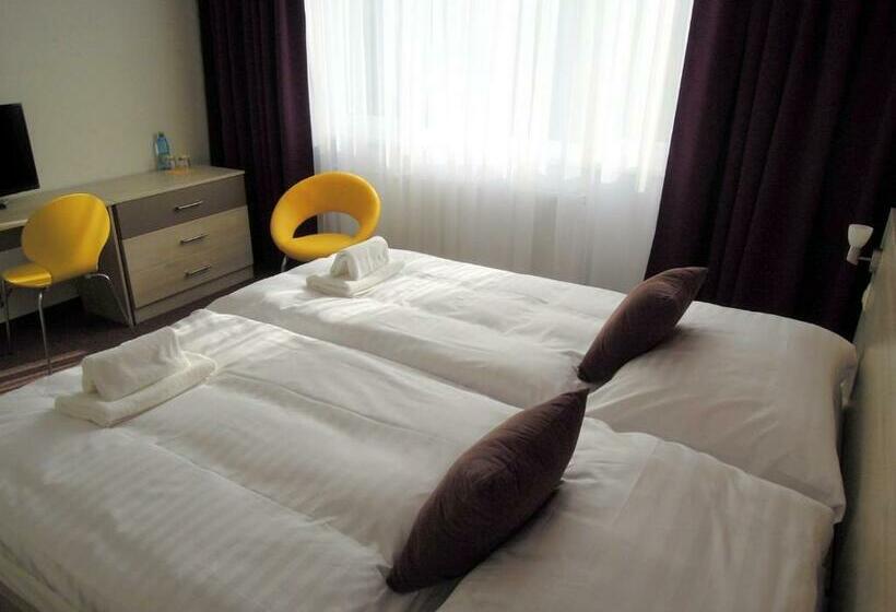 2 베드룸 패밀리 스위트, Kristína