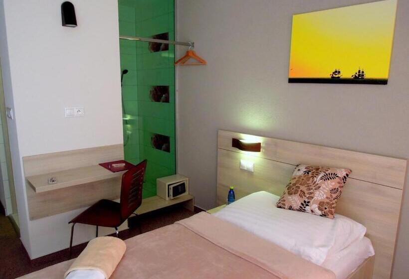 Quarto Estandar Individual, Kristína