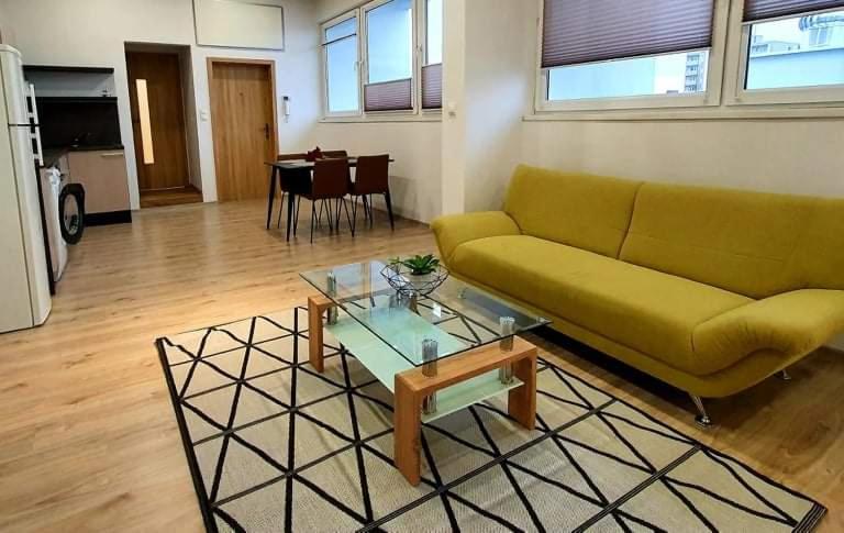 스탠다드 스튜디오, Kristína