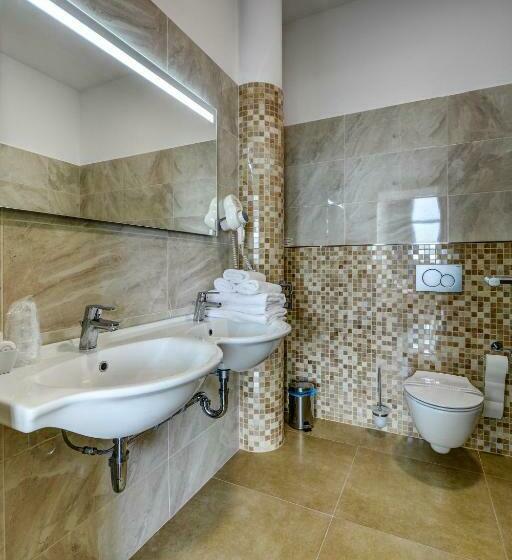 带阳台套房, Samaria