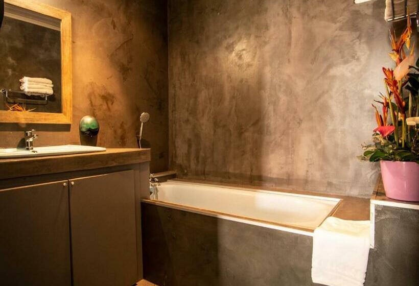 اتاق خانوادگی, Sud Hôtel