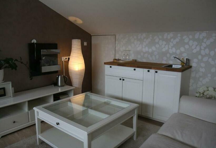 سوئیت با وان آب گرم, Villa Helia