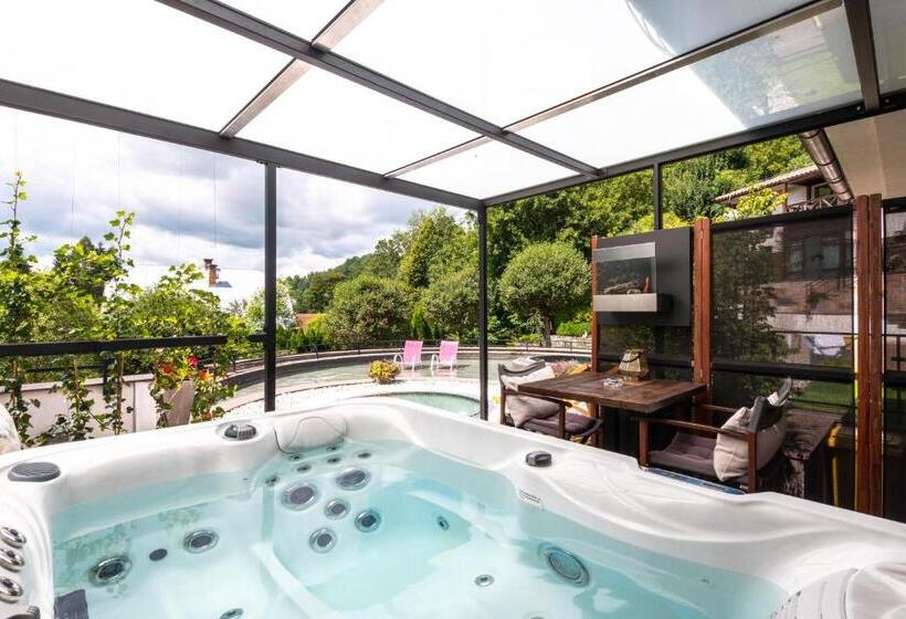 سوئیت با وان آب گرم, Villa Helia