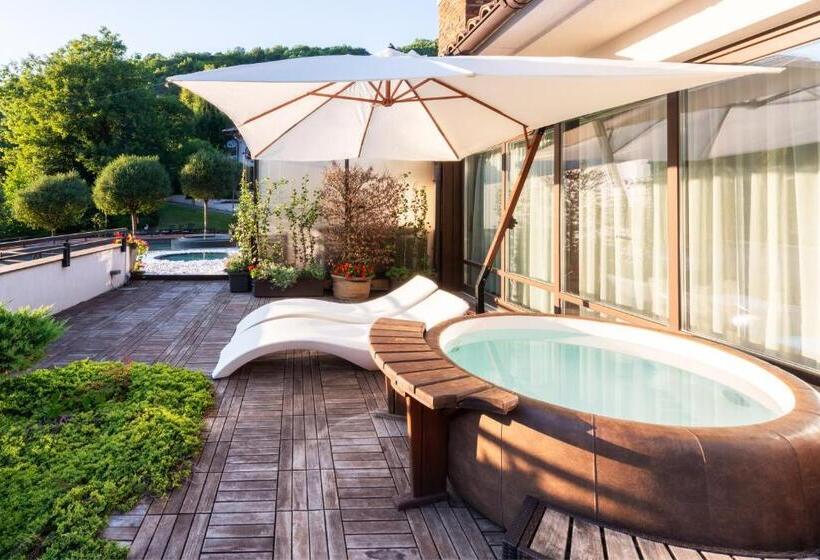 سوئیت با وان آب گرم, Villa Helia