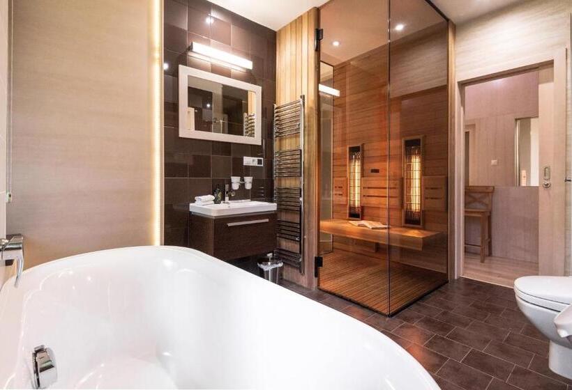 سوئیت با وان آب گرم, Villa Helia