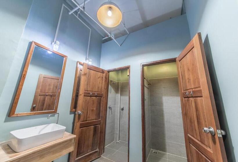 تختخواب در اتاق مشترک, Ostello Bello Bagan Pool