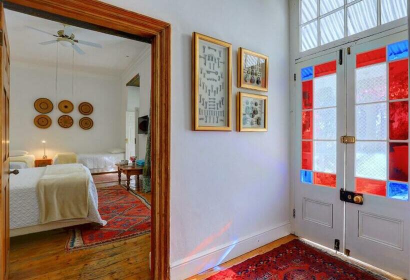 غرفة عائلية, 81 On Church Guest House