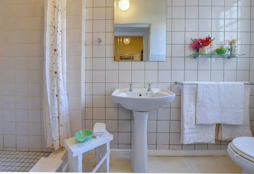 コンフォートトリプルルーム, 81 On Church Guest House
