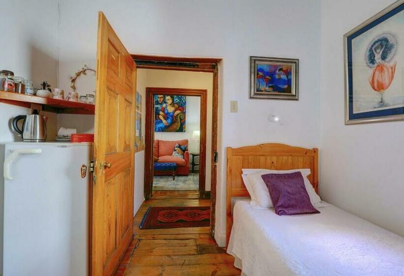 غرفة كومفورت ثلاثية, 81 On Church Guest House