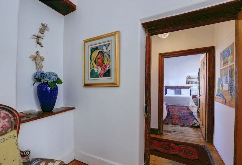 غرفة كومفورت ثلاثية, 81 On Church Guest House