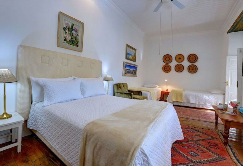 غرفة عائلية, 81 On Church Guest House
