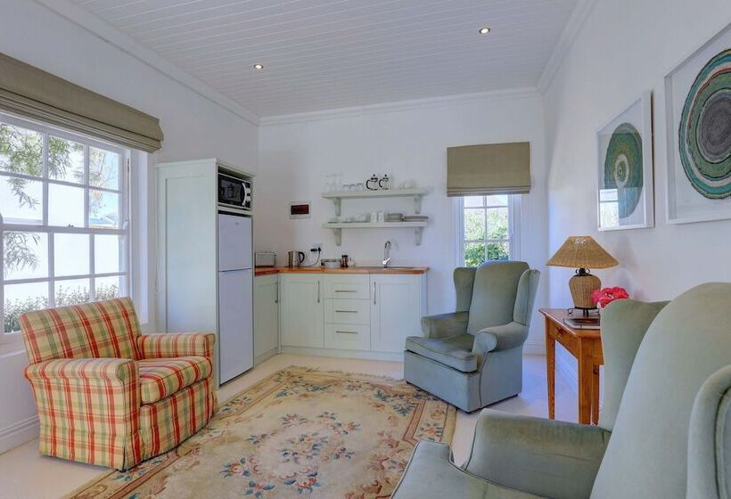 منزل غرفة نوم واحدة, 81 On Church Guest House