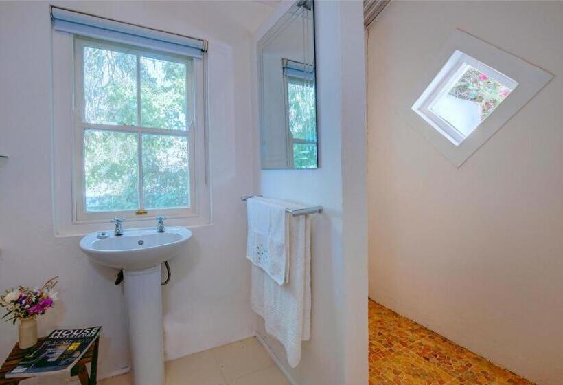 غرفة ديلوكس ثلاثية, 81 On Church Guest House