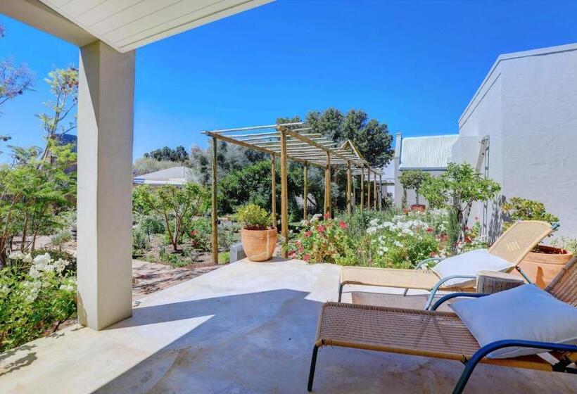 منزل غرفة نوم واحدة, 81 On Church Guest House