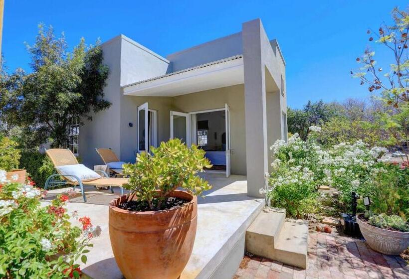 منزل غرفة نوم واحدة, 81 On Church Guest House