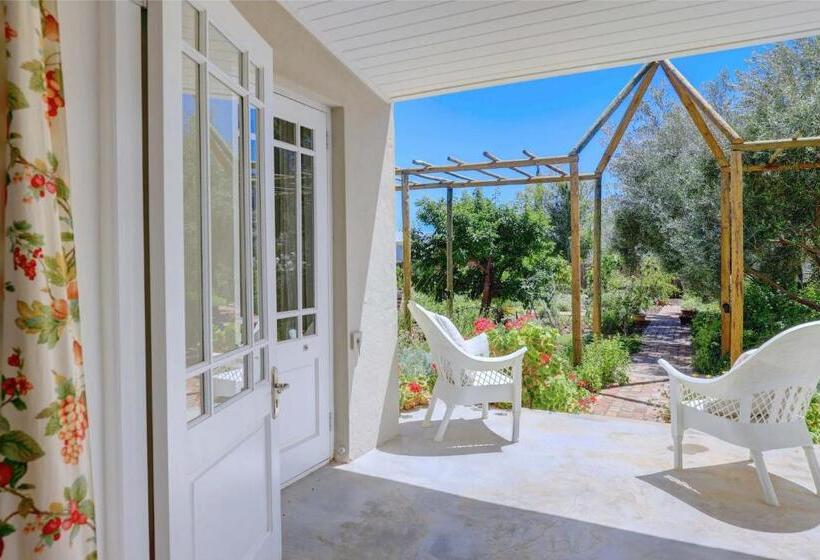 منزل غرفة نوم واحدة, 81 On Church Guest House