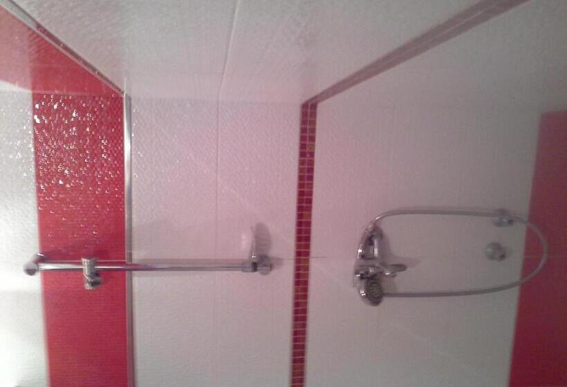 패밀리 룸, Riad Malak