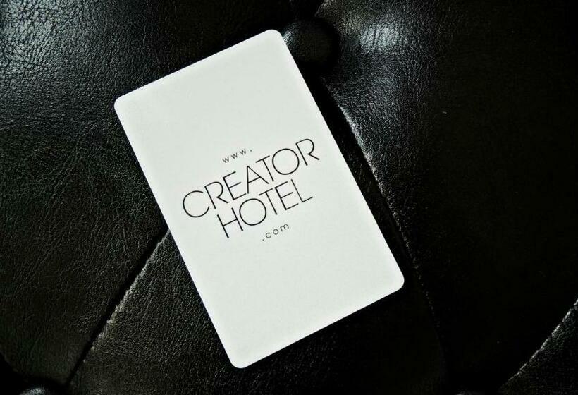 غرفة ديلوكس, Creator