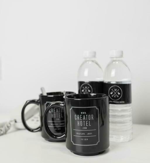 חדר פרמיום, Creator