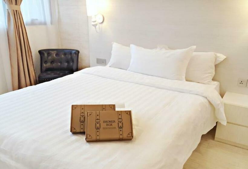 غرفة ديلوكس, Creator