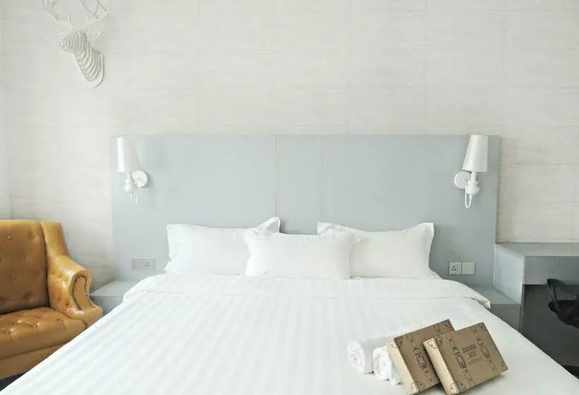 Premium-huone, Creator
